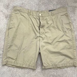 Vineyard Vines khaki shorts Size 40